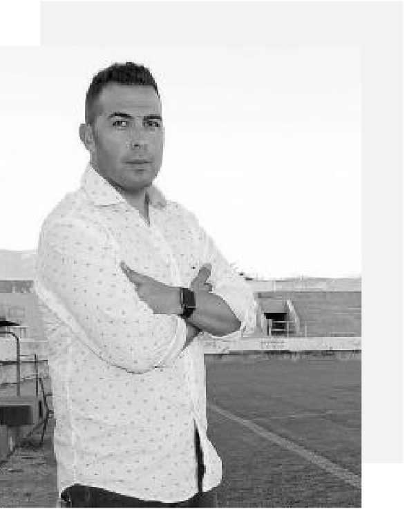 Óscar Troya de brazos cruzados